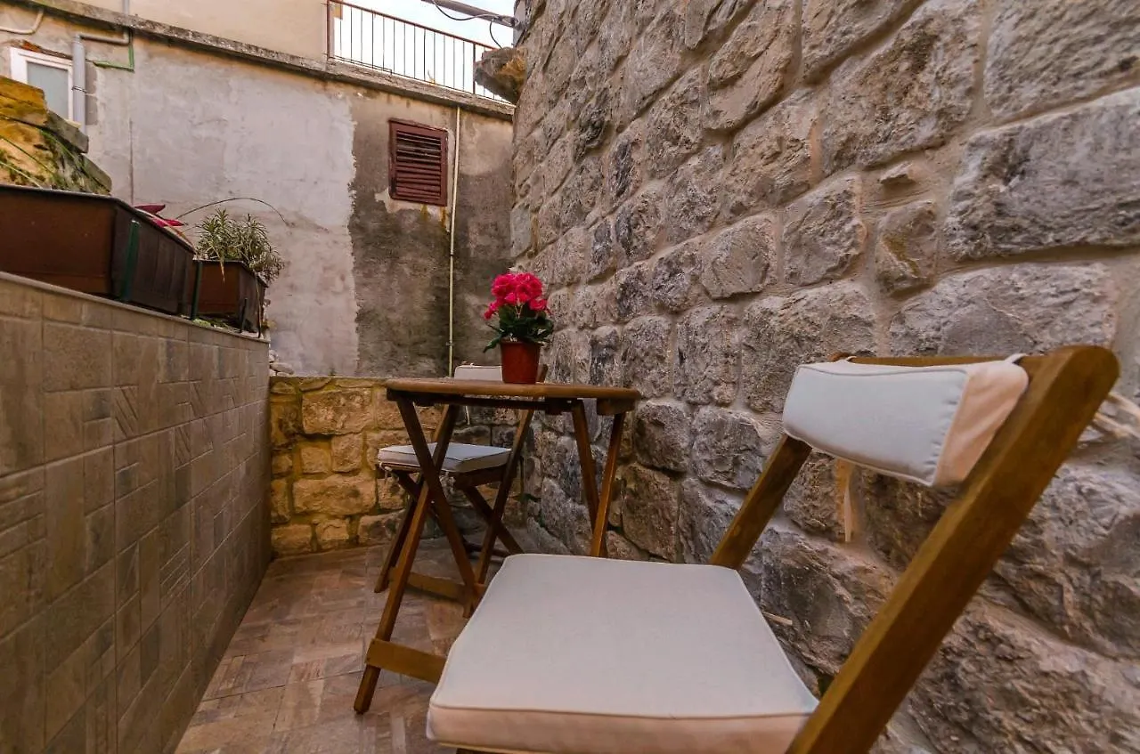 Stone Apartment In Center Kastela