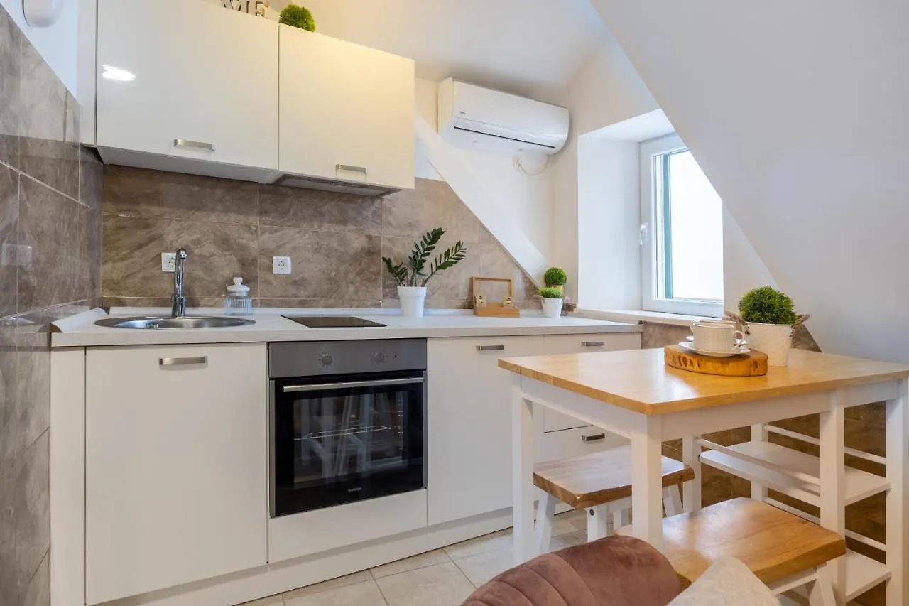 Stone Apartment In Center Kastela