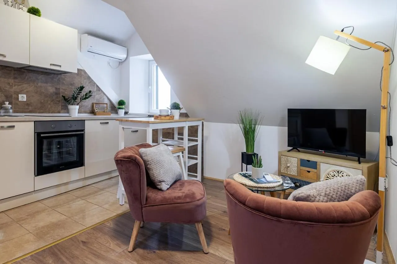 Stone Apartment In Center Kastela