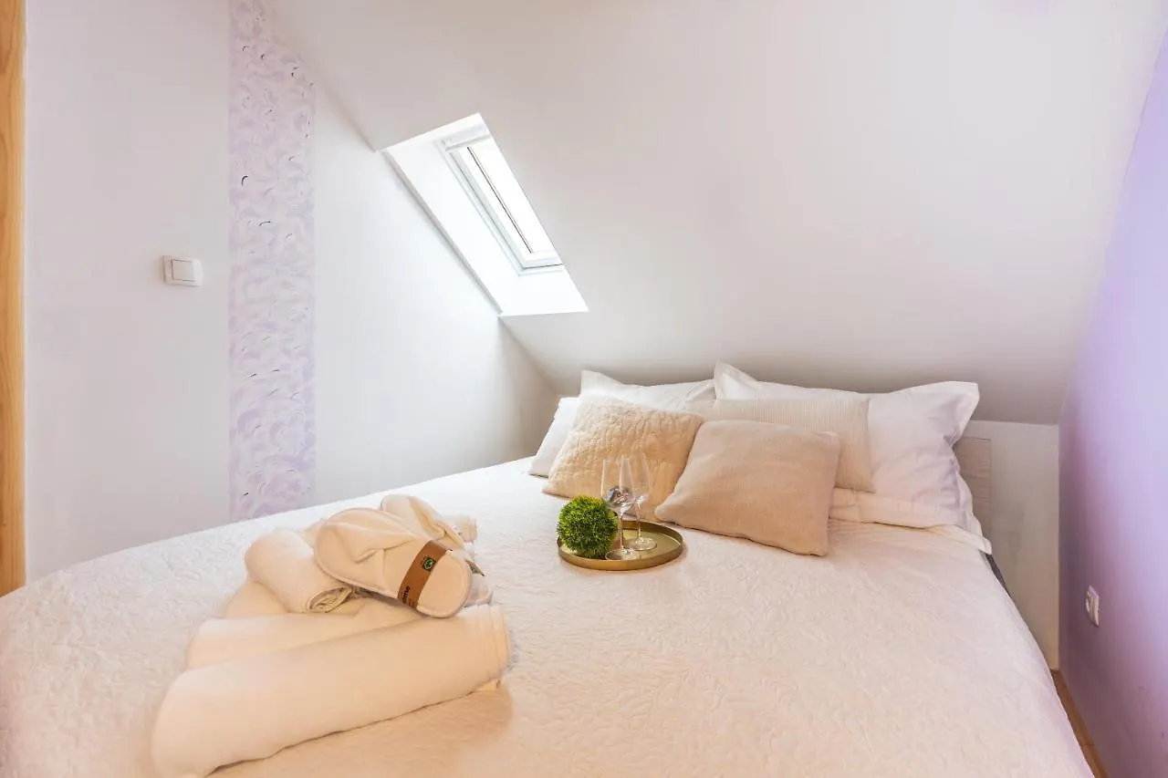 Stone Apartment In Center Kastela