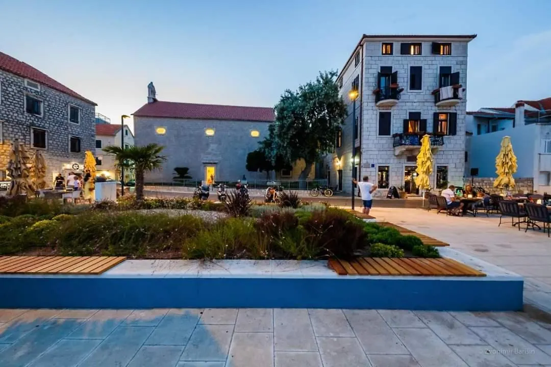 Stone Apartment In Center Kastela