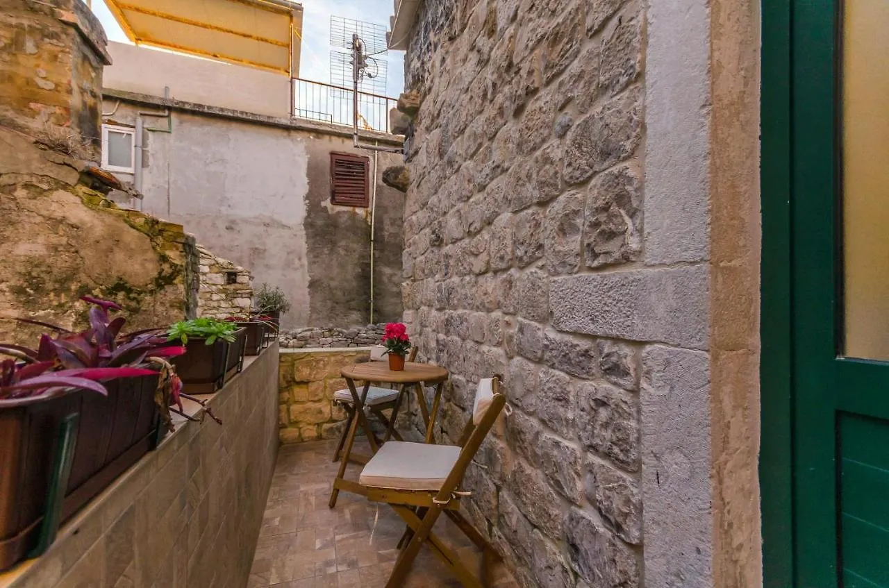 Stone Apartment In Center Kaštela