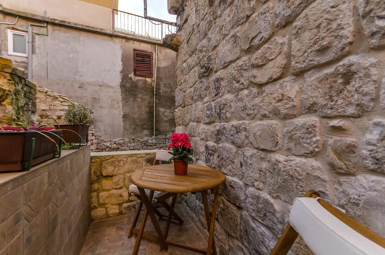 Stone Apartment In Center Kaštela